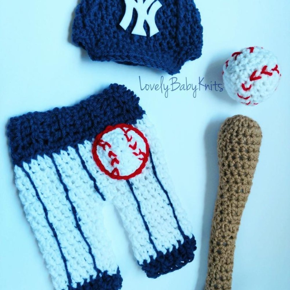 Crocheted baseball outfit for newborn - Picture 2 of 3